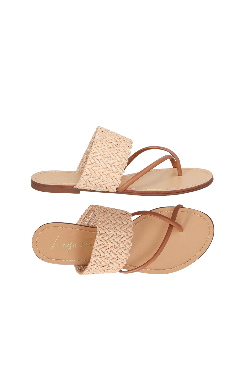 SANDÁLIA RASTEIRA EM COURO CARAMELO E RÁFIA COM TIRAS CRUZADAS