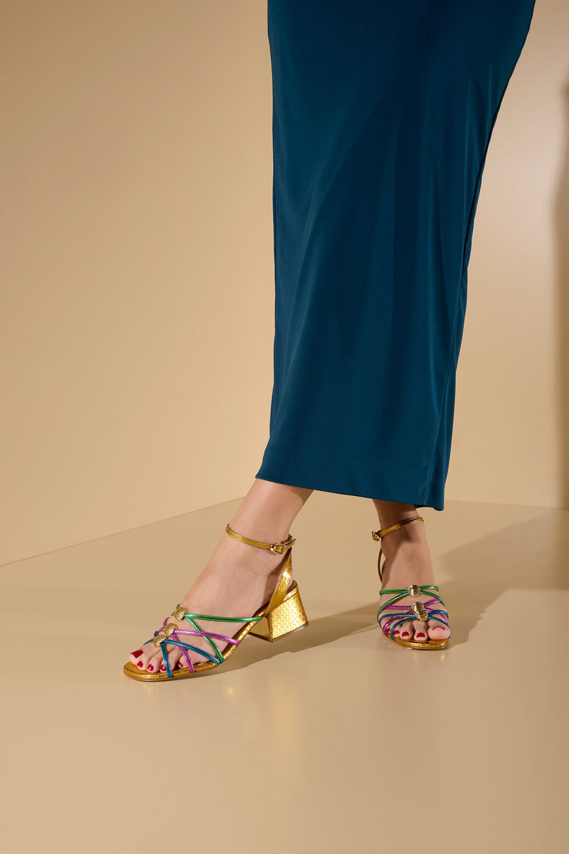 SANDÁLIA DE SALTO BLOCO MÉDIO EM COURO DOURADO COM TIRAS MULTICOLOR