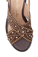 SANDÁLIA EM CAMURÇA MARROM CAFÉ COM SALTO BLOCO E APLICAÇÕES METÁLICAS