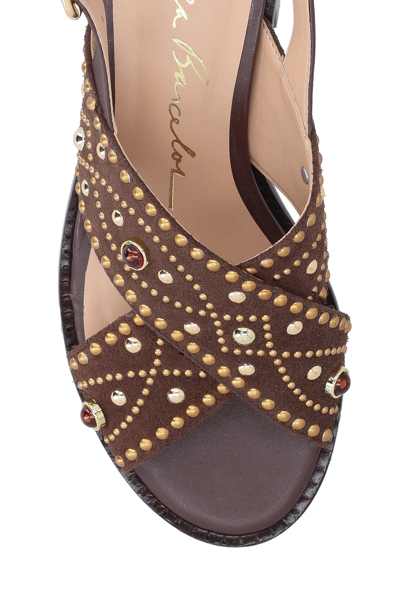 SANDÁLIA EM CAMURÇA MARROM CAFÉ COM SALTO BLOCO E APLICAÇÕES METÁLICAS