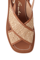 SANDÁLIA TRATORADA EM RÁFIA E COURO CARAMELO COM FIVELA