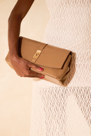 BOLSA CLUTCH PEQUENA EM COURO VERNIZ BEGE ARGILA