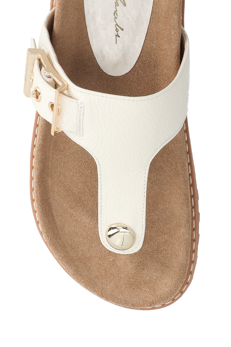 SANDÁLIA PAPETE DE DEDO EM VERNIZ OFF WHITE COM FIVELA