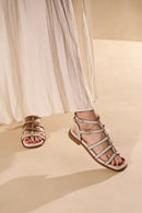 SANDÁLIA RASTEIRA EM COURO OFF WHITE COM RECORTES