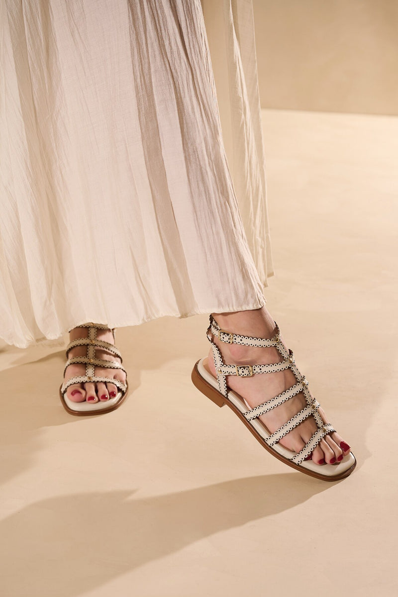 SANDÁLIA RASTEIRA EM COURO OFF WHITE COM RECORTES
