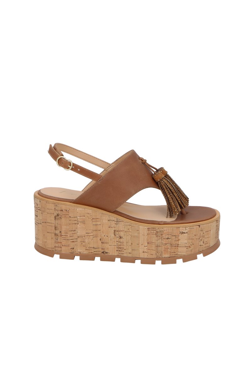 SANDÁLIA PLATAFORMA FLAT EM COURO CARAMELO COM PINGENTE DE TASSEL