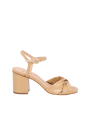 SANDÁLIA DE SALTO BLOCO MÉDIO EM COURO VERNIZ BEGE AREIA