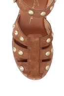 SANDÁLIA PESCADORA EM CAMURÇA CARAMELO COM APLICAÇÕES METÁLICAS