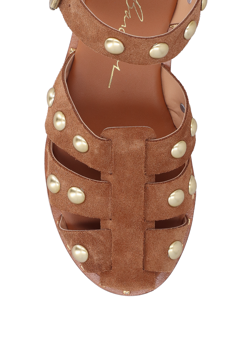 SANDÁLIA PESCADORA EM CAMURÇA CARAMELO COM APLICAÇÕES METÁLICAS