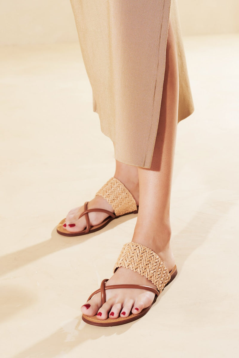 SANDÁLIA RASTEIRA EM COURO CARAMELO E RÁFIA COM TIRAS CRUZADAS