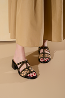 SANDÁLIA EM COURO PRETO E PALHA COM SALTO BLOCO MÉDIO