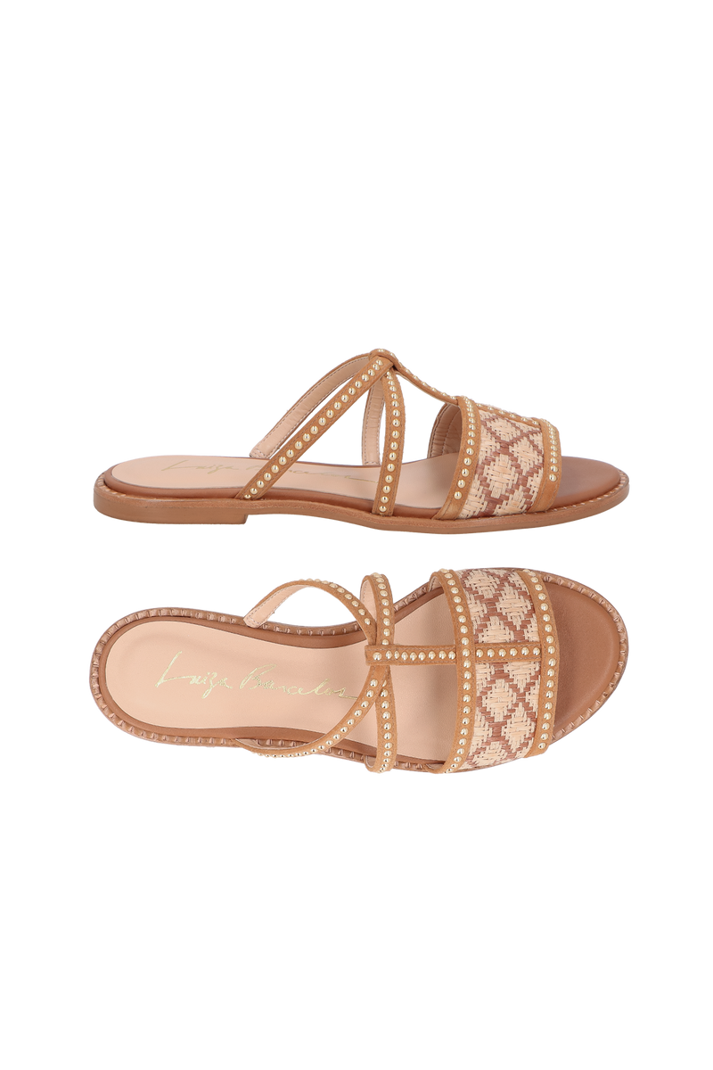 RASTEIRA EM COURO CARAMELO E PALHA COM APLICAÇÕES METÁLICAS