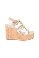 SANDÁLIA PLATAFORMA EM COURO METALIZADO DOURADO COM REBITES DOURADOS
