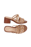 SANDÁLIA EM COURO CARAMELO E PALHA COM SALTO BLOCO MÉDIO