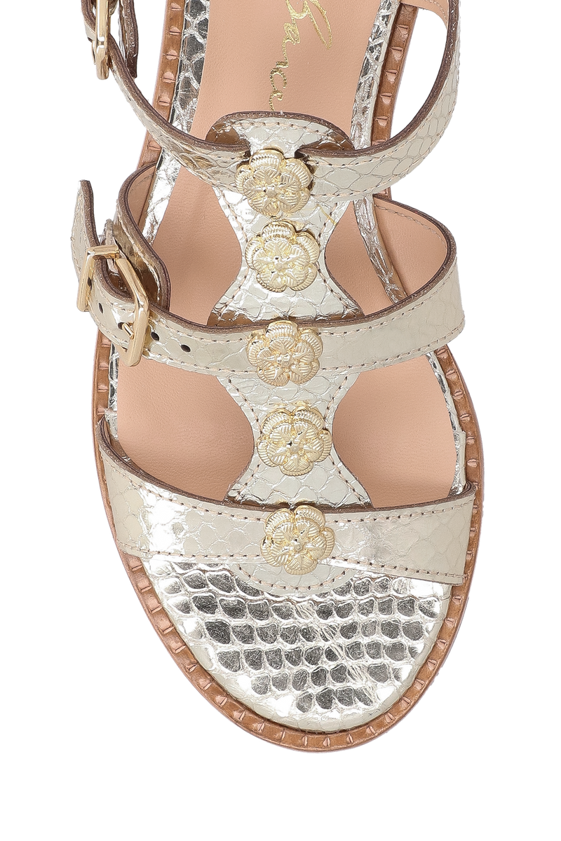 SANDÁLIA RASTEIRA PESCADORA EM COURO METALIZADO DOURADO COM REBITES