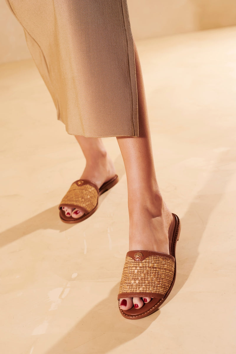 RASTEIRA EM COURO CARAMELO E PALHA COM APLICAÇÃO