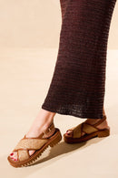 SANDÁLIA TRATORADA EM RÁFIA E COURO CARAMELO COM FIVELA