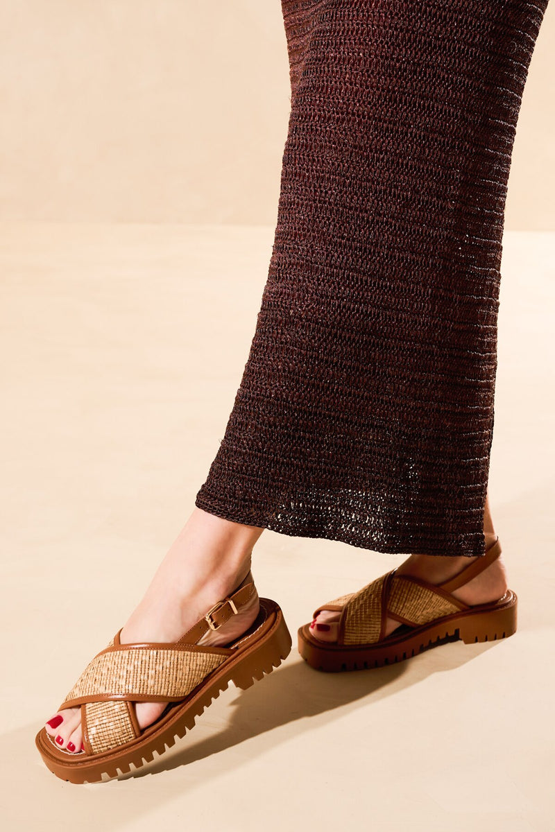 SANDÁLIA TRATORADA EM RÁFIA E COURO CARAMELO COM FIVELA