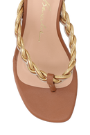 SANDÁLIA DE DEDO EM COURO CARAMELO COM TIRAS TRAMADAS E SALTO BLOCO