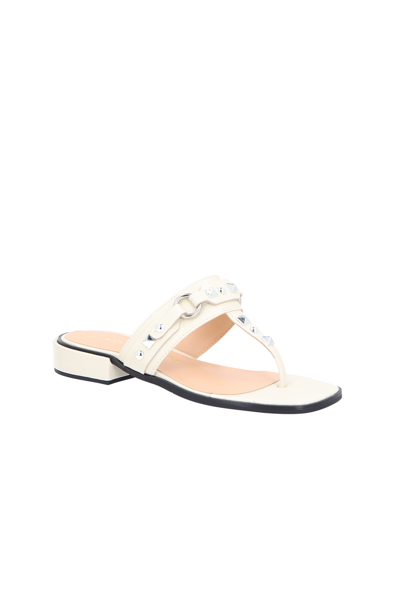 SANDÁLIA DE DEDO EM COURO OFF WHITE COM APLICAÇÕES METÁLICAS