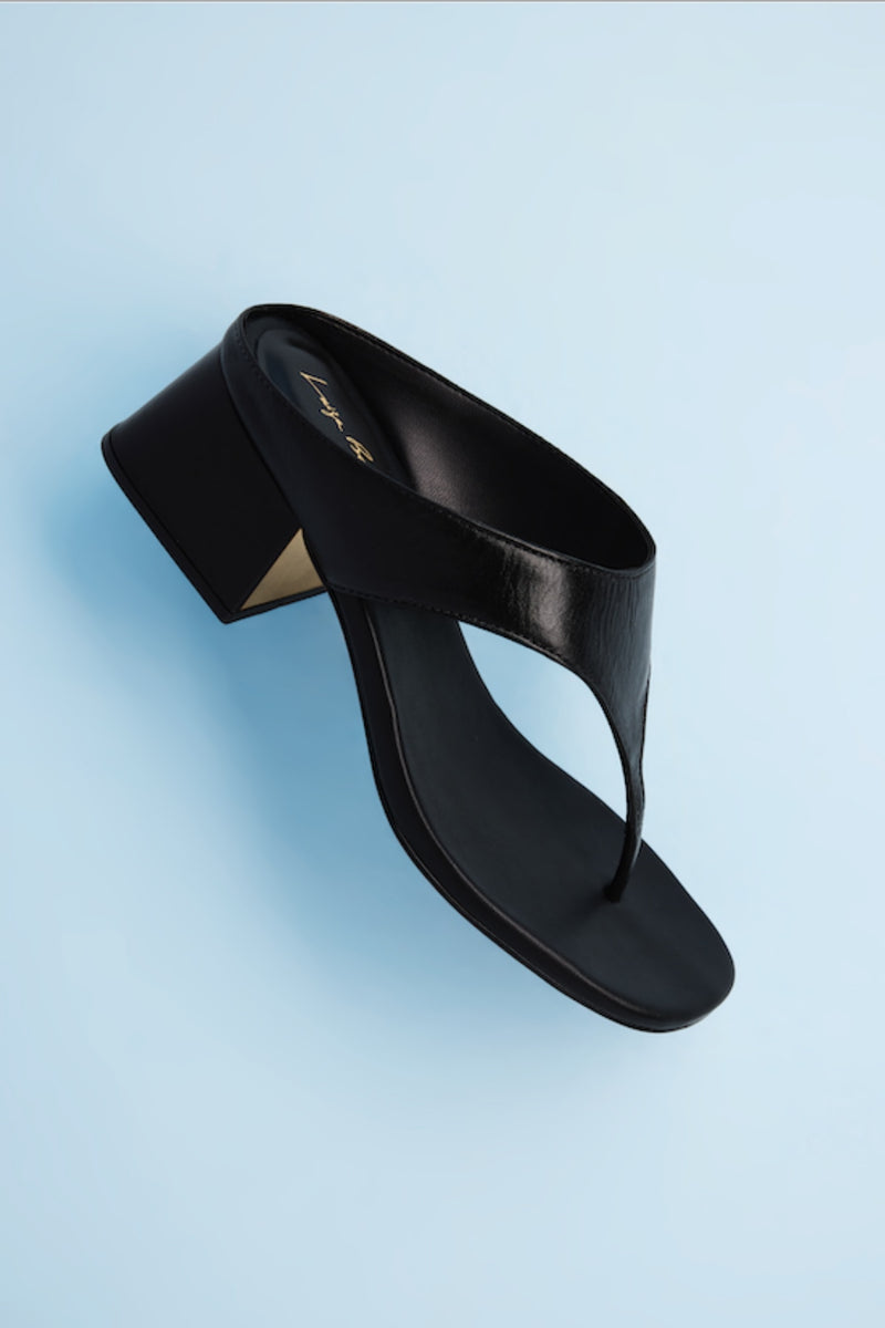 SANDÁLIA COM TIRA ENTRE OS DEDOS EM COURO PRETO