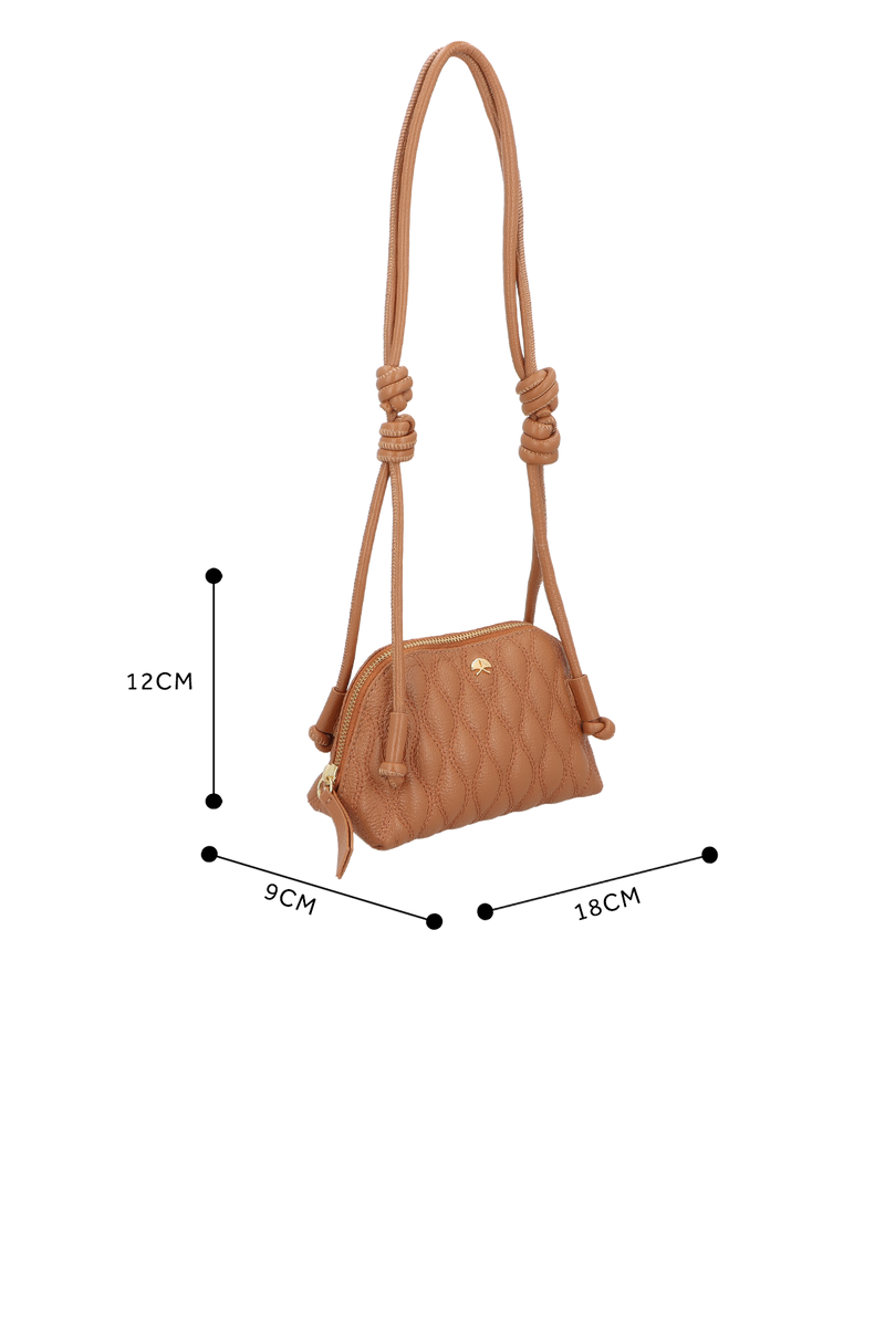 BOLSA PEQUENA EM COURO CARAMELO MATELASSÊ COM ALÇA DE NÓS