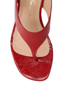 SANDÁLIA SALTO BLOCO MÉDIO COM TIRA ENTRE OS DEDOS EM COURO VERNIZ VERMELHO