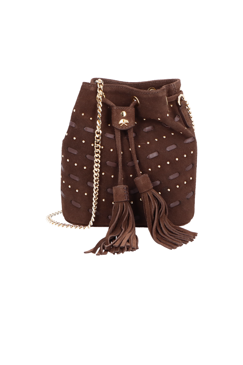 BOLSA BUCKET PEQUENA EM CAMURÇA MARROM CAFÉ COM DETALHES METÁLICOS