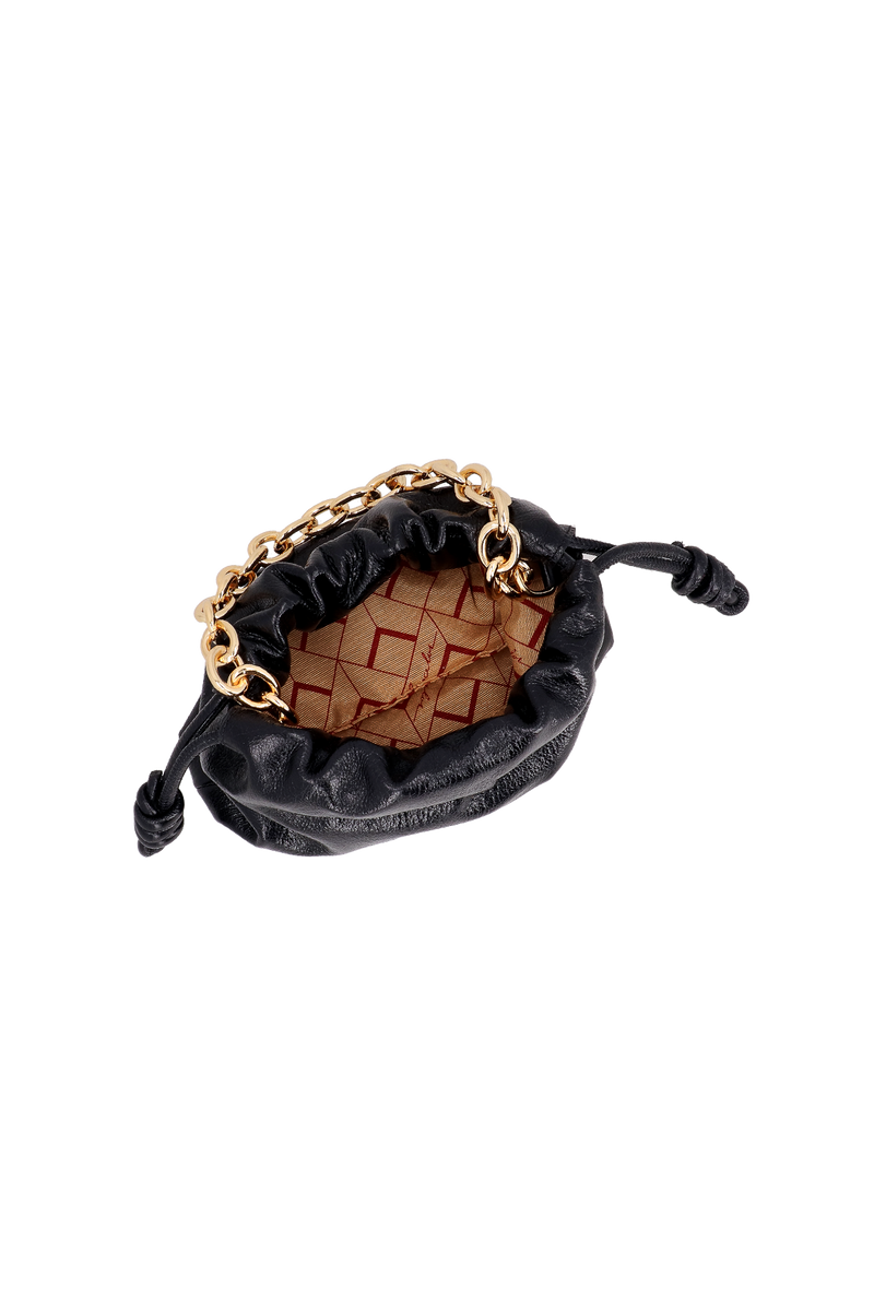 BOLSA COM FECHAMENTO POR NÓS E ALÇA DE CORRENTES EM COURO PRETA MÉDIA