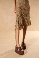 SANDÁLIA PLATAFORMA COM TIRA CRUZADA EM RÁFIA MARROM CAFÉ