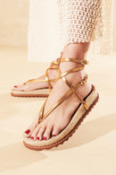 PAPETE METALIZADA OURO COM TIRAS FINAS