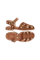 SANDÁLIA PESCADORA EM CAMURÇA CARAMELO COM APLICAÇÕES METÁLICAS