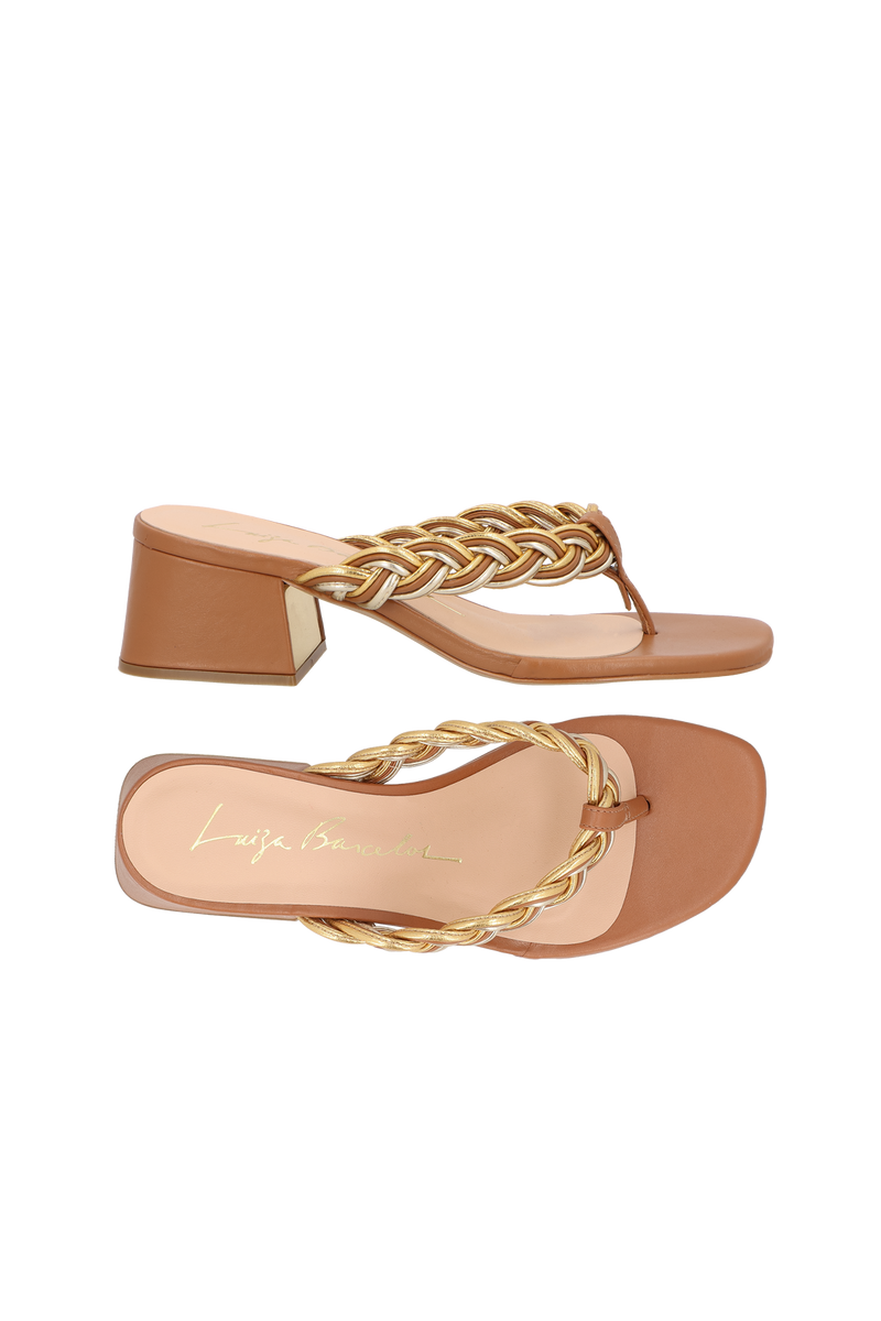 SANDÁLIA DE DEDO EM COURO CARAMELO COM TIRAS TRAMADAS E SALTO BLOCO