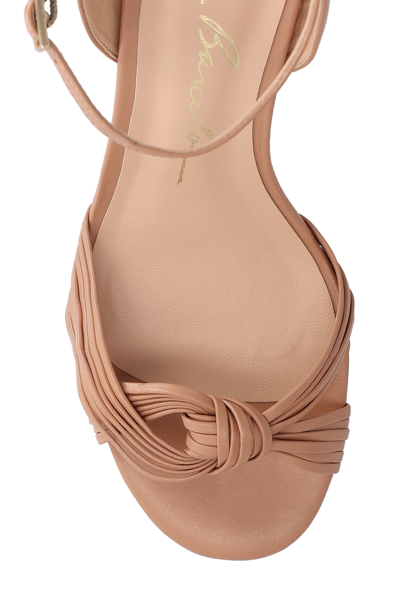 SANDÁLIA SALTO BLOCO MÉDIO EM COURO BEGE BLUSH COM TIRAS FINAS CRUZADAS