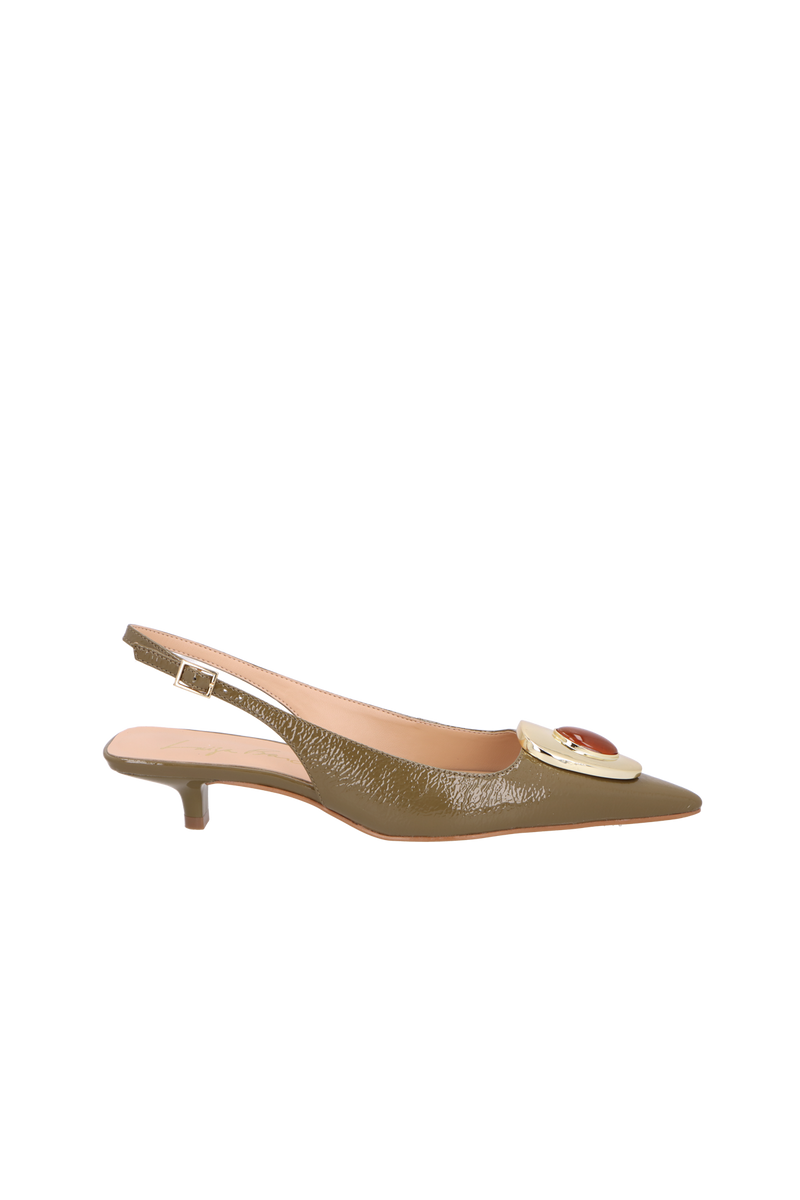 SCARPIN SLINGBACK DE SALTO BAIXO EM VERNIZ VERDE ASPARGO COM APLICAÇÃO METÁLICA