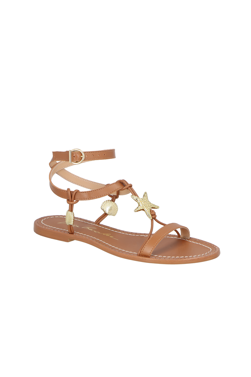 SANDÁLIA RASTEIRA EM COURO CARAMELO COM ENFEITE METÁLICO ESTRELA