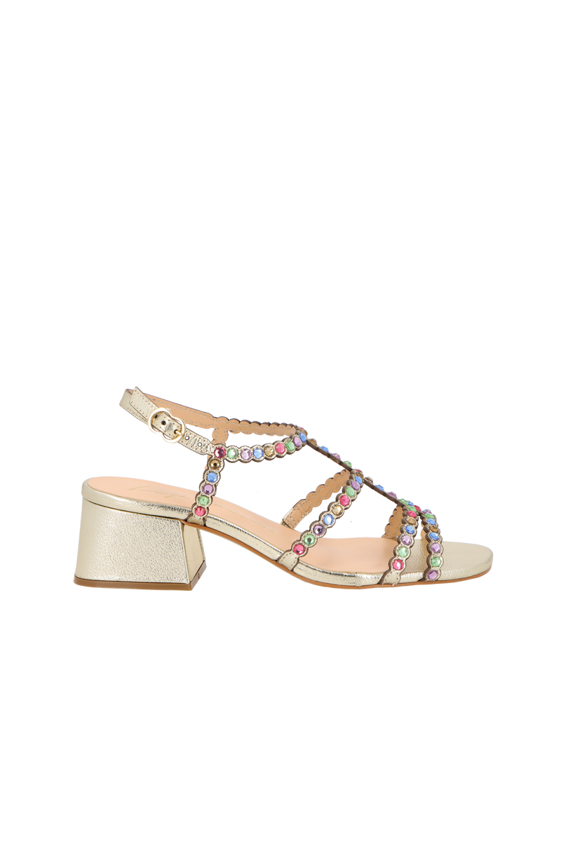 SANDÁLIA EM COURO DOURADO COM APLICAÇÕES MULTICOLORIDAS E SALTO BLOCO MÉDIO