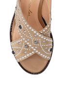 SANDÁLIA EM CAMURÇA BEGE FENDI COM SALTO BLOCO E APLICAÇÕES METÁLICAS