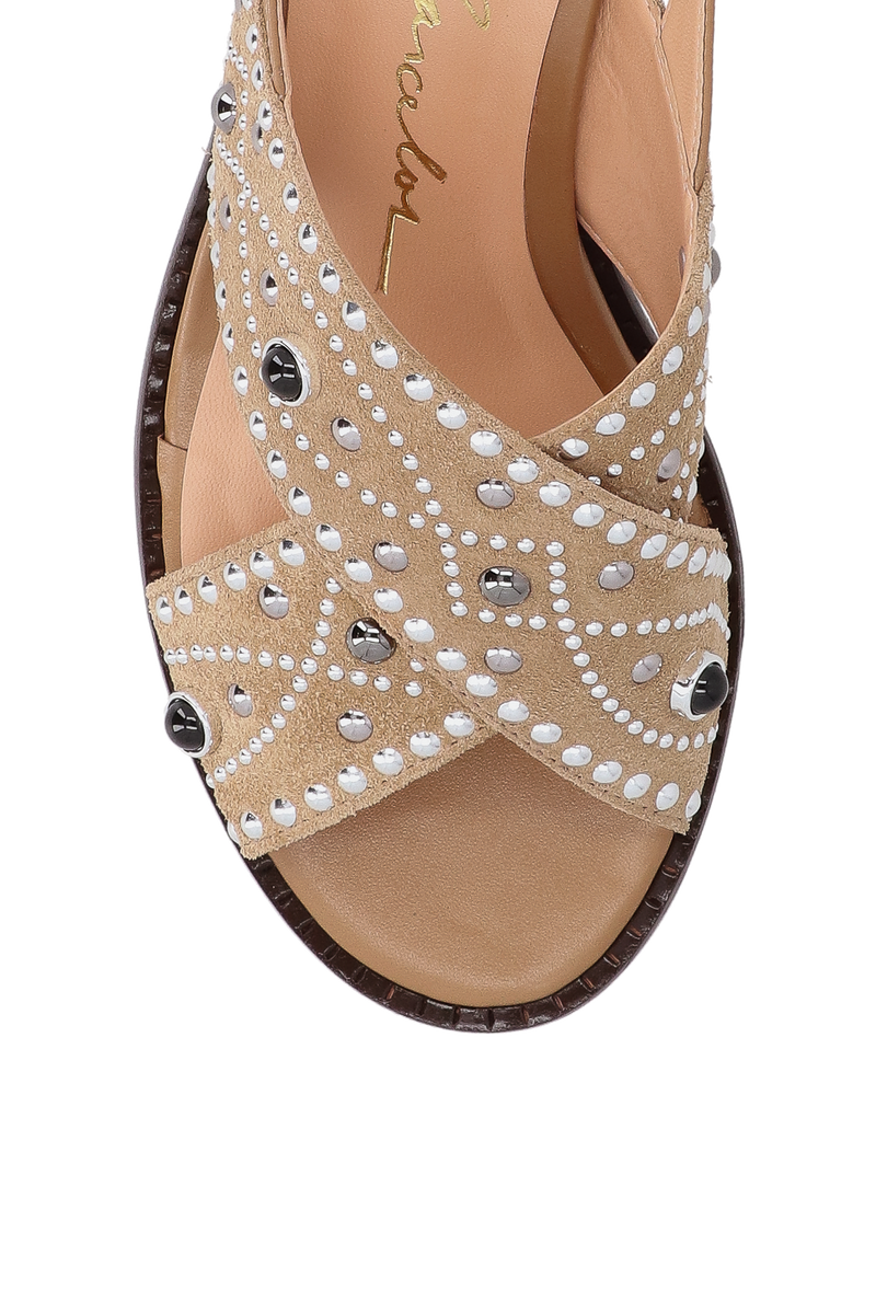 SANDÁLIA EM CAMURÇA BEGE FENDI COM SALTO BLOCO E APLICAÇÕES METÁLICAS