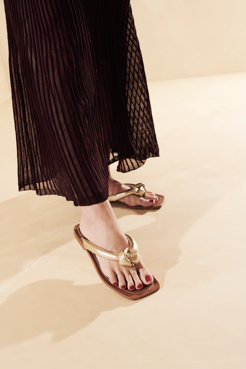 SANDÁLIA RASTEIRA TIRAS PILLOW EM METALIZADO DOURADO