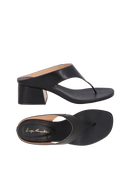 SANDÁLIA COM TIRA ENTRE OS DEDOS EM COURO PRETO