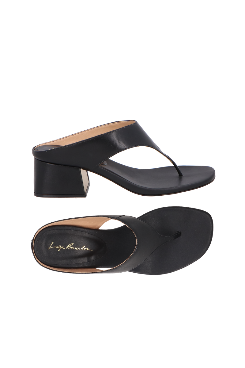 SANDÁLIA COM TIRA ENTRE OS DEDOS EM COURO PRETO