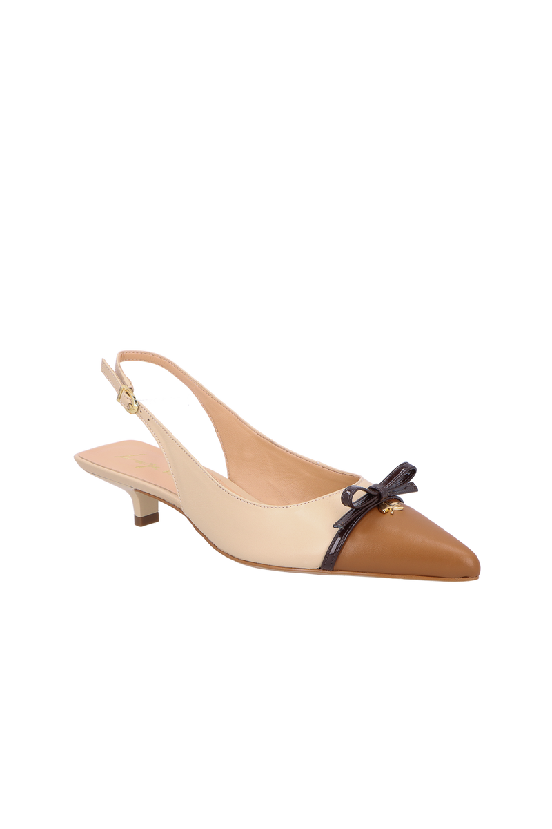 SCARPIN SLINGBACK EM COURO NATA COM BICO CARAMELO E SALTO BAIXO