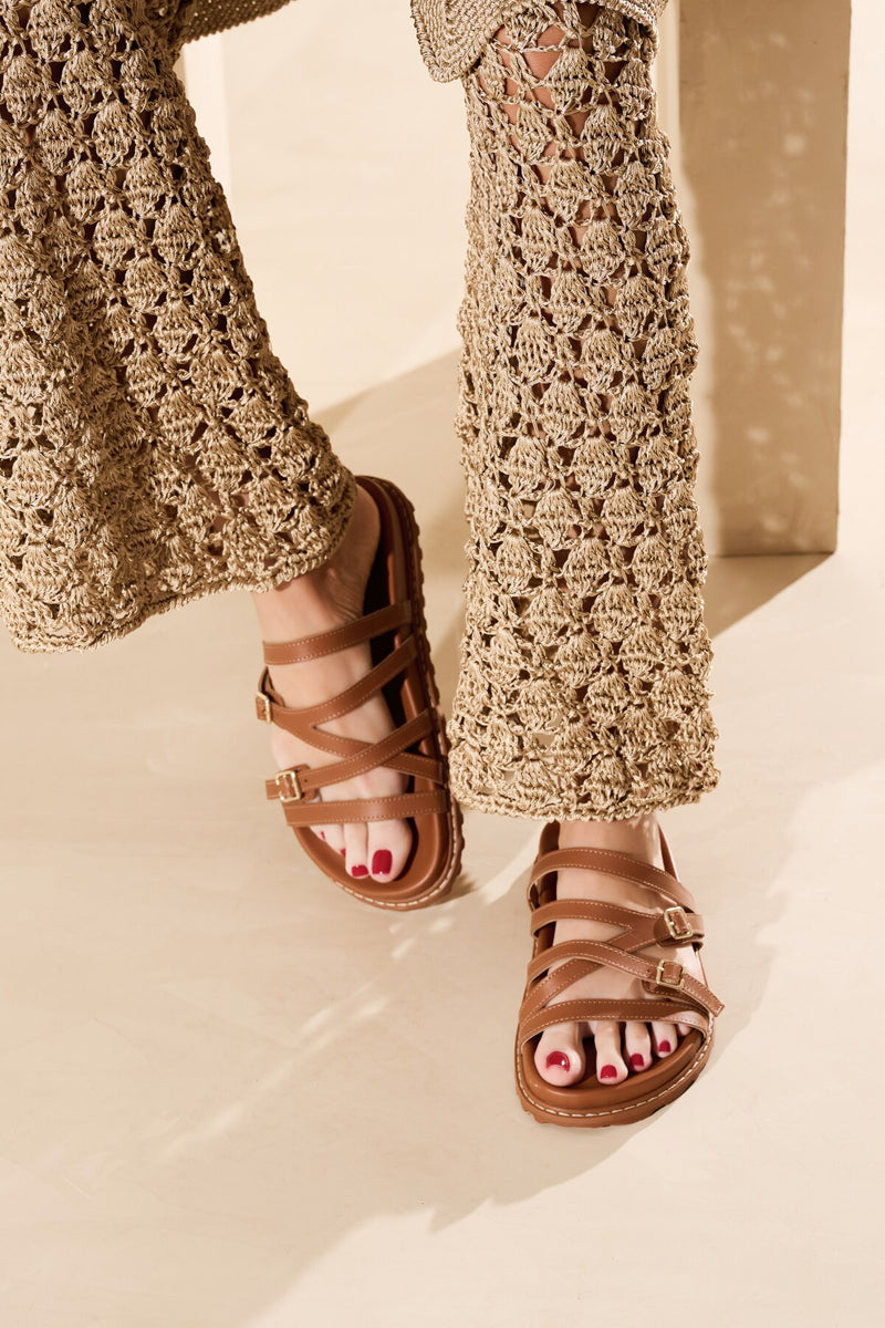 PAPETE TRATORADA EM COURO CARAMELO COM FIVELAS