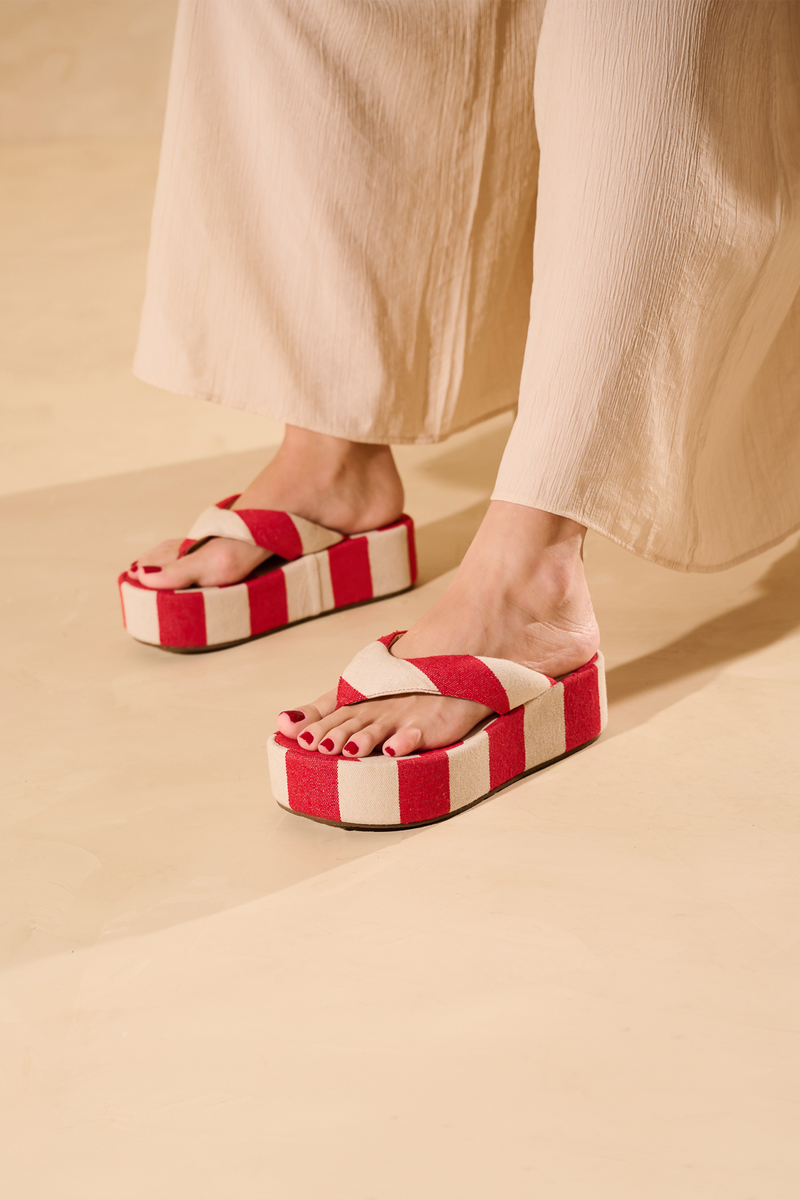 SANDÁLIA PLATAFORMA FLAT LISTRADA VERMELHO