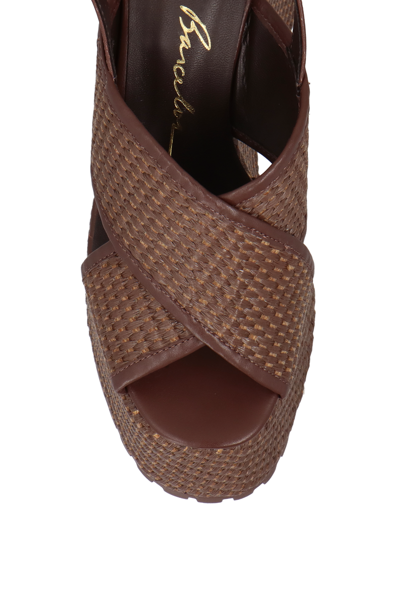 SANDÁLIA PLATAFORMA COM TIRA CRUZADA EM RÁFIA MARROM CAFÉ