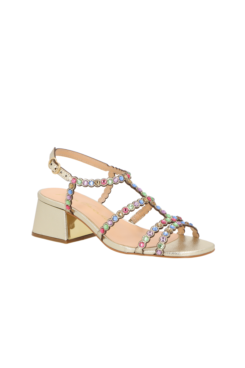 SANDÁLIA EM COURO DOURADO COM APLICAÇÕES MULTICOLORIDAS E SALTO BLOCO MÉDIO