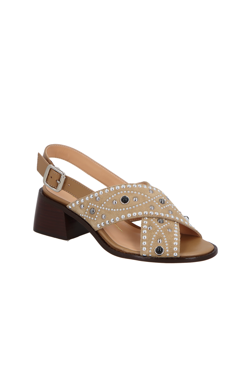 SANDÁLIA EM CAMURÇA BEGE FENDI COM SALTO BLOCO E APLICAÇÕES METÁLICAS