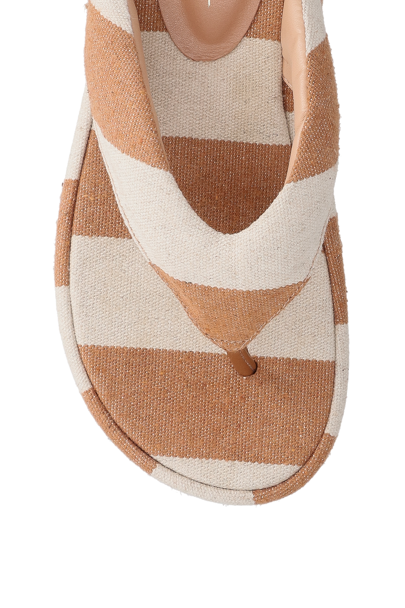 SANDÁLIA PLATAFORMA FLAT LISTRADA CARAMELO