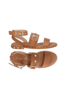 SANDÁLIA RASTEIRA EM COURO CARAMELO COM REBITES OURO